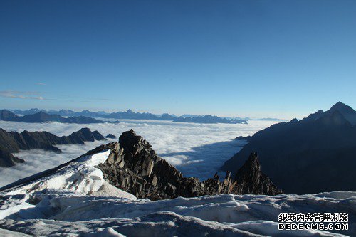 北京航空航天凯乐石登山队全员登顶半脊峰