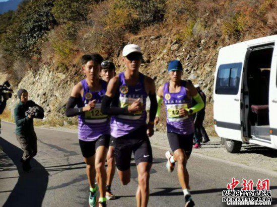 参加山地马拉松赛事的运动员们 唐贵江 摄
